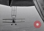 Standbild N2Y-1 Ausbildung Flugzeuge Praxis hookups auf die USS Akron United States USA, 1932, aus Sekunde 17 historischem Filmmaterial Videoclip 65675031702