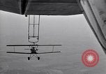 Standbild N2Y-1 Ausbildung Flugzeuge Praxis hookups auf die USS Akron United States USA, 1932, aus Sekunde 18 historischem Filmmaterial Videoclip 65675031702