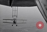 Standbild N2Y-1 Ausbildung Flugzeuge Praxis hookups auf die USS Akron United States USA, 1932, aus Sekunde 19 historischem Filmmaterial Videoclip 65675031702
