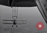 Standbild N2Y-1 Ausbildung Flugzeuge Praxis hookups auf die USS Akron United States USA, 1932, aus Sekunde 21 historischem Filmmaterial Videoclip 65675031702