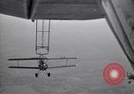 Standbild N2Y-1 Ausbildung Flugzeuge Praxis hookups auf die USS Akron United States USA, 1932, aus Sekunde 22 historischem Filmmaterial Videoclip 65675031702