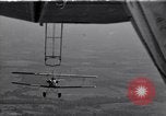 Standbild N2Y-1 Ausbildung Flugzeuge Praxis hookups auf die USS Akron United States USA, 1932, aus Sekunde 23 historischem Filmmaterial Videoclip 65675031702