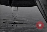 Standbild N2Y-1 Ausbildung Flugzeuge Praxis hookups auf die USS Akron United States USA, 1932, aus Sekunde 24 historischem Filmmaterial Videoclip 65675031702