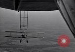 Standbild N2Y-1 Ausbildung Flugzeuge Praxis hookups auf die USS Akron United States USA, 1932, aus Sekunde 25 historischem Filmmaterial Videoclip 65675031702