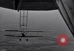 Standbild N2Y-1 Ausbildung Flugzeuge Praxis hookups auf die USS Akron United States USA, 1932, aus Sekunde 26 historischem Filmmaterial Videoclip 65675031702