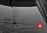 Standbild N2Y-1 Ausbildung Flugzeuge Praxis hookups auf die USS Akron United States USA, 1932, aus Sekunde 27 historischem Filmmaterial Videoclip 65675031702
