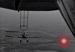 Standbild N2Y-1 Ausbildung Flugzeuge Praxis hookups auf die USS Akron United States USA, 1932, aus Sekunde 28 historischem Filmmaterial Videoclip 65675031702