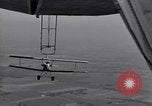 Standbild N2Y-1 Ausbildung Flugzeuge Praxis hookups auf die USS Akron United States USA, 1932, aus Sekunde 30 historischem Filmmaterial Videoclip 65675031702