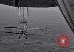 Standbild N2Y-1 Ausbildung Flugzeuge Praxis hookups auf die USS Akron United States USA, 1932, aus Sekunde 31 historischem Filmmaterial Videoclip 65675031702