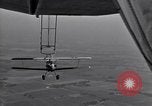 Standbild N2Y-1 Ausbildung Flugzeuge Praxis hookups auf die USS Akron United States USA, 1932, aus Sekunde 32 historischem Filmmaterial Videoclip 65675031702