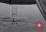 Standbild N2Y-1 Ausbildung Flugzeuge Praxis hookups auf die USS Akron United States USA, 1932, aus Sekunde 33 historischem Filmmaterial Videoclip 65675031702