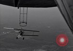 Standbild N2Y-1 Ausbildung Flugzeuge Praxis hookups auf die USS Akron United States USA, 1932, aus Sekunde 34 historischem Filmmaterial Videoclip 65675031702