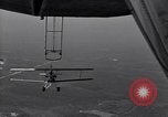 Standbild N2Y-1 Ausbildung Flugzeuge Praxis hookups auf die USS Akron United States USA, 1932, aus Sekunde 35 historischem Filmmaterial Videoclip 65675031702