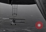Standbild N2Y-1 Ausbildung Flugzeuge Praxis hookups auf die USS Akron United States USA, 1932, aus Sekunde 36 historischem Filmmaterial Videoclip 65675031702