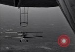 Standbild N2Y-1 Ausbildung Flugzeuge Praxis hookups auf die USS Akron United States USA, 1932, aus Sekunde 37 historischem Filmmaterial Videoclip 65675031702