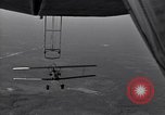 Standbild N2Y-1 Ausbildung Flugzeuge Praxis hookups auf die USS Akron United States USA, 1932, aus Sekunde 38 historischem Filmmaterial Videoclip 65675031702