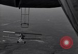 Standbild N2Y-1 Ausbildung Flugzeuge Praxis hookups auf die USS Akron United States USA, 1932, aus Sekunde 39 historischem Filmmaterial Videoclip 65675031702