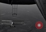 Standbild N2Y-1 Ausbildung Flugzeuge Praxis hookups auf die USS Akron United States USA, 1932, aus Sekunde 40 historischem Filmmaterial Videoclip 65675031702