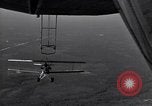 Standbild N2Y-1 Ausbildung Flugzeuge Praxis hookups auf die USS Akron United States USA, 1932, aus Sekunde 42 historischem Filmmaterial Videoclip 65675031702