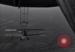 Standbild N2Y-1 Ausbildung Flugzeuge Praxis hookups auf die USS Akron United States USA, 1932, aus Sekunde 43 historischem Filmmaterial Videoclip 65675031702
