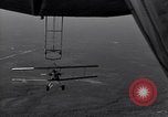 Standbild N2Y-1 Ausbildung Flugzeuge Praxis hookups auf die USS Akron United States USA, 1932, aus Sekunde 45 historischem Filmmaterial Videoclip 65675031702