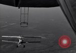 Standbild N2Y-1 Ausbildung Flugzeuge Praxis hookups auf die USS Akron United States USA, 1932, aus Sekunde 46 historischem Filmmaterial Videoclip 65675031702