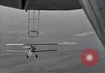 Standbild N2Y-1 Ausbildung Flugzeuge Praxis hookups auf die USS Akron United States USA, 1932, aus Sekunde 47 historischem Filmmaterial Videoclip 65675031702