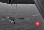 Standbild N2Y-1 Ausbildung Flugzeuge Praxis hookups auf die USS Akron United States USA, 1932, aus Sekunde 48 historischem Filmmaterial Videoclip 65675031702