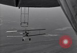 Standbild N2Y-1 Ausbildung Flugzeuge Praxis hookups auf die USS Akron United States USA, 1932, aus Sekunde 49 historischem Filmmaterial Videoclip 65675031702