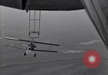 Standbild N2Y-1 Ausbildung Flugzeuge Praxis hookups auf die USS Akron United States USA, 1932, aus Sekunde 50 historischem Filmmaterial Videoclip 65675031702