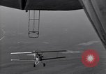 Standbild N2Y-1 Ausbildung Flugzeuge Praxis hookups auf die USS Akron United States USA, 1932, aus Sekunde 51 historischem Filmmaterial Videoclip 65675031702
