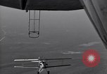 Standbild N2Y-1 Ausbildung Flugzeuge Praxis hookups auf die USS Akron United States USA, 1932, aus Sekunde 52 historischem Filmmaterial Videoclip 65675031702