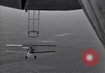 Standbild N2Y-1 Ausbildung Flugzeuge Praxis hookups auf die USS Akron United States USA, 1932, aus Sekunde 53 historischem Filmmaterial Videoclip 65675031702