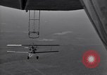 Standbild N2Y-1 Ausbildung Flugzeuge Praxis hookups auf die USS Akron United States USA, 1932, aus Sekunde 54 historischem Filmmaterial Videoclip 65675031702