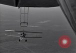 Standbild N2Y-1 Ausbildung Flugzeuge Praxis hookups auf die USS Akron United States USA, 1932, aus Sekunde 55 historischem Filmmaterial Videoclip 65675031702