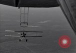 Standbild N2Y-1 Ausbildung Flugzeuge Praxis hookups auf die USS Akron United States USA, 1932, aus Sekunde 56 historischem Filmmaterial Videoclip 65675031702