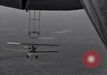 Standbild N2Y-1 Ausbildung Flugzeuge Praxis hookups auf die USS Akron United States USA, 1932, aus Sekunde 57 historischem Filmmaterial Videoclip 65675031702
