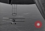 Standbild N2Y-1 Ausbildung Flugzeuge Praxis hookups auf die USS Akron United States USA, 1932, aus Sekunde 58 historischem Filmmaterial Videoclip 65675031702