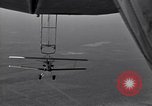 Standbild N2Y-1 Ausbildung Flugzeuge Praxis hookups auf die USS Akron United States USA, 1932, aus Sekunde 61 historischem Filmmaterial Videoclip 65675031702
