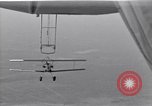 Standbild N2Y-1 Ausbildung Flugzeuge Praxis hookups auf die USS Akron United States USA, 1932, aus Sekunde 62 historischem Filmmaterial Videoclip 65675031702