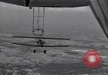 Image N2Y-1 avion d'entraînement des crochets sur et est hissé à bord de l'USS Akron United States USA, 1932, de la seconde 3 séquences d'archives historiques vidéo 65675031703