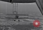 Image N2Y-1 avion d'entraînement des crochets sur et est hissé à bord de l'USS Akron United States USA, 1932, de la seconde 4 séquences d'archives historiques vidéo 65675031703