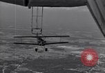 Image N2Y-1 avion d'entraînement des crochets sur et est hissé à bord de l'USS Akron United States USA, 1932, de la seconde 5 séquences d'archives historiques vidéo 65675031703
