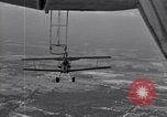 Image N2Y-1 avion d'entraînement des crochets sur et est hissé à bord de l'USS Akron United States USA, 1932, de la seconde 6 séquences d'archives historiques vidéo 65675031703