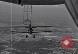 Image N2Y-1 avion d'entraînement des crochets sur et est hissé à bord de l'USS Akron United States USA, 1932, de la seconde 7 séquences d'archives historiques vidéo 65675031703