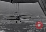 Image N2Y-1 avion d'entraînement des crochets sur et est hissé à bord de l'USS Akron United States USA, 1932, de la seconde 8 séquences d'archives historiques vidéo 65675031703