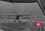 Image N2Y-1 avion d'entraînement des crochets sur et est hissé à bord de l'USS Akron United States USA, 1932, de la seconde 9 séquences d'archives historiques vidéo 65675031703