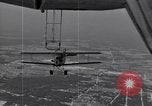 Image N2Y-1 avion d'entraînement des crochets sur et est hissé à bord de l'USS Akron United States USA, 1932, de la seconde 10 séquences d'archives historiques vidéo 65675031703
