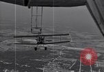 Image N2Y-1 avion d'entraînement des crochets sur et est hissé à bord de l'USS Akron United States USA, 1932, de la seconde 11 séquences d'archives historiques vidéo 65675031703