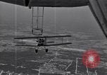 Image N2Y-1 avion d'entraînement des crochets sur et est hissé à bord de l'USS Akron United States USA, 1932, de la seconde 12 séquences d'archives historiques vidéo 65675031703